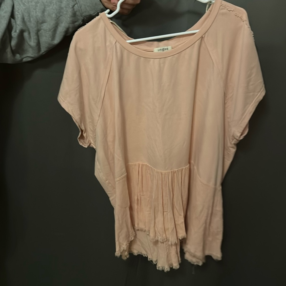 Super soft flowy top!!